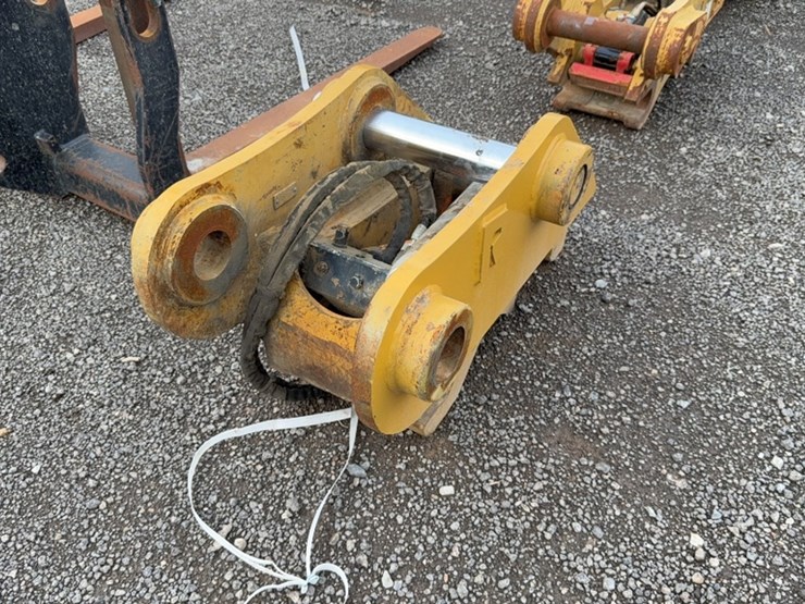 #2021-•-cat-excavator-hyd-quick-coupler-image-3
