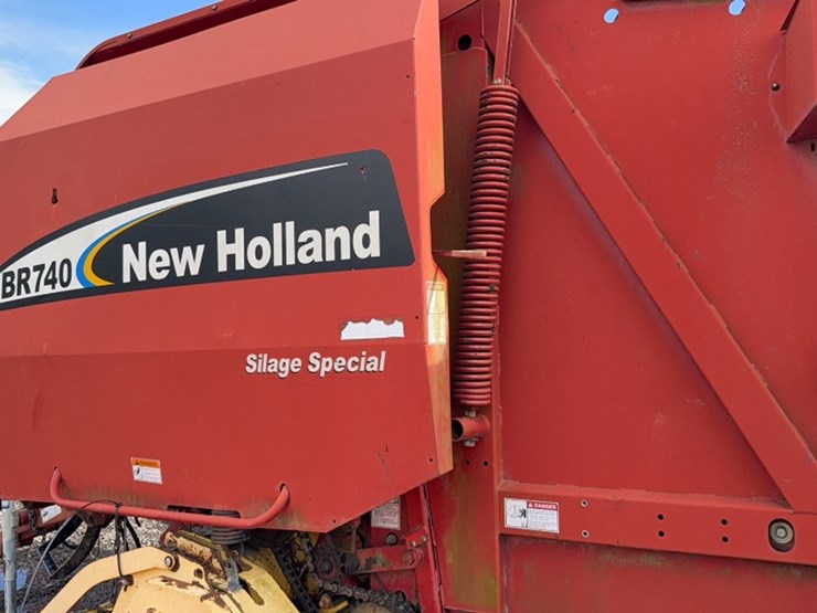 new-holland-br740-image-7