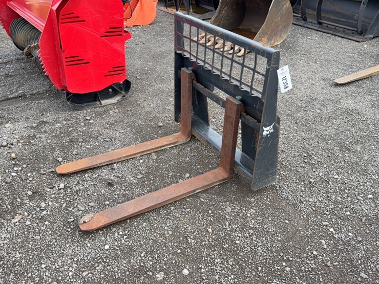 #2016-•-bobcat-36"-skid-steer-pallet-forks-image-1