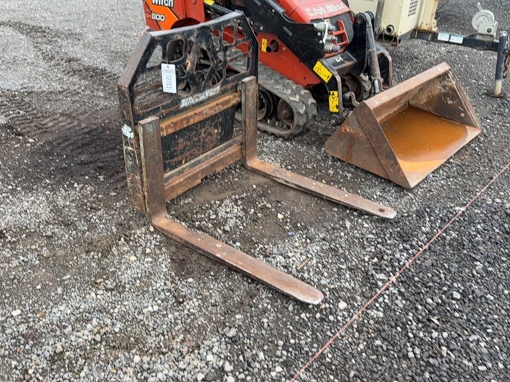 #2101-•-blue-diamond-36"-dingo-pallet-forks-image-2