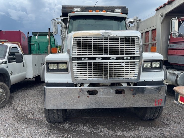 1985-ford-9000-image-2