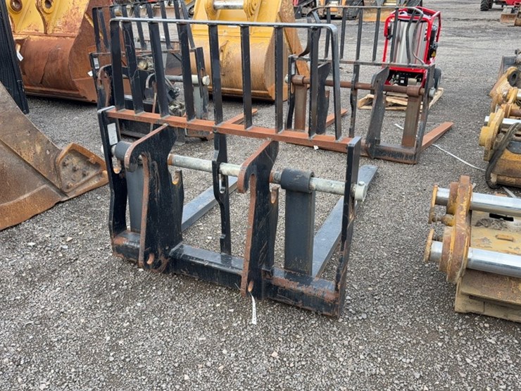#2023-•-72"-loader-pallet-forks-image-3