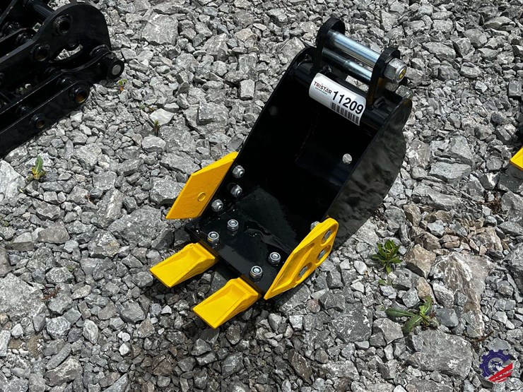 unused-2026-ce-8in-toothed-bucket-image-3
