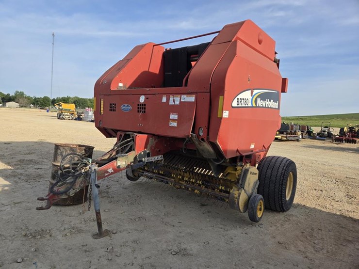 new-holland-br780a-image-1