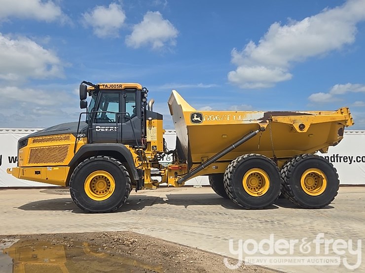 2023-deere-260e-image-2