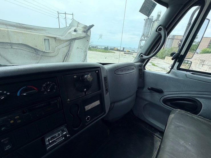 2005-international-durastar-4300-image-52