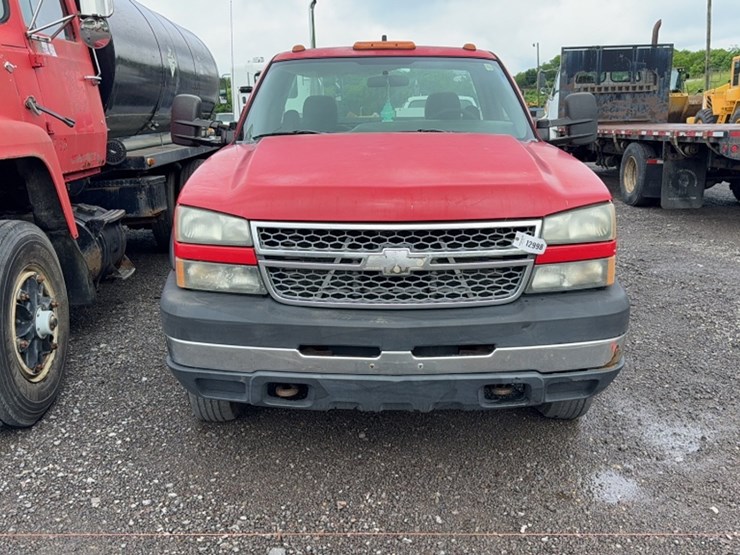 2005-chevrolet-3500-image-2