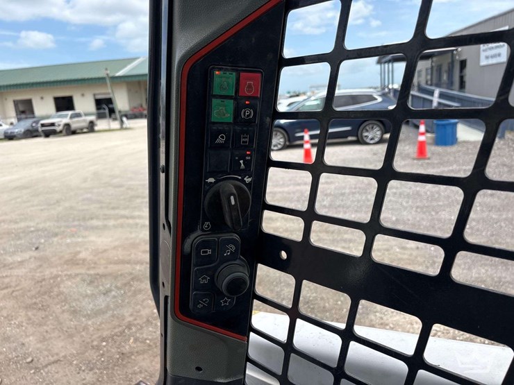 2021-bobcat-t64-image-23