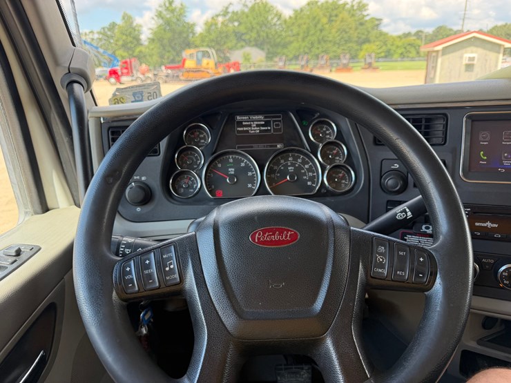 2021-peterbilt-567-image-13
