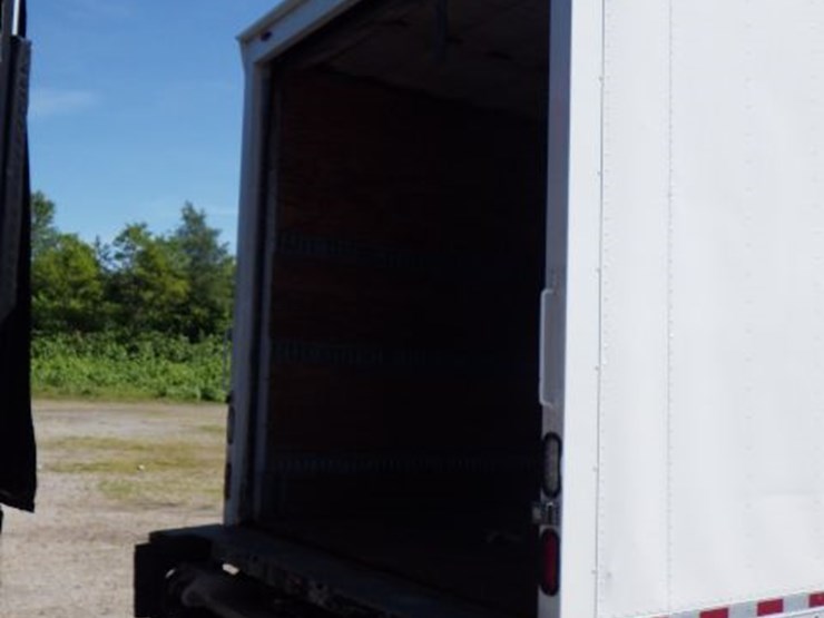2016-freightliner-m2-106-image-8