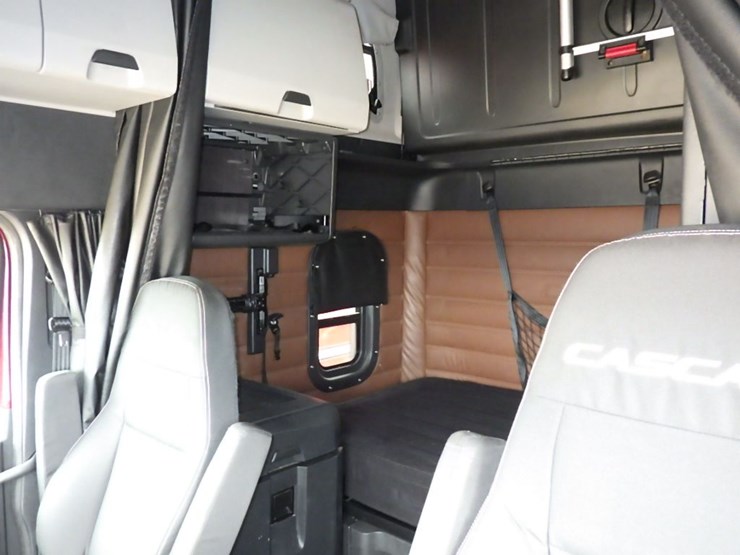 2022-freightliner-cascadia-126-image-21