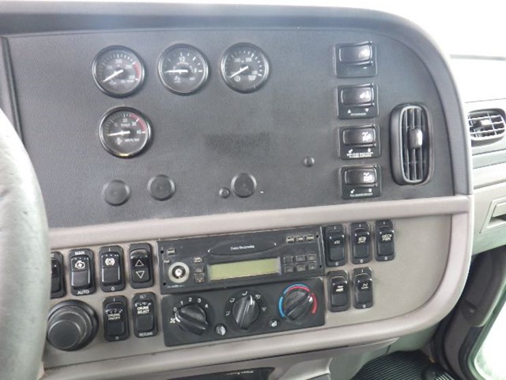 2012-peterbilt-367-image-18