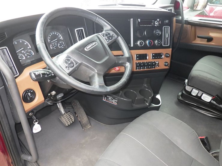 2021-freightliner-cascadia-126-image-21
