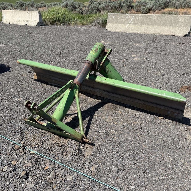 JOHN DEERE 8
