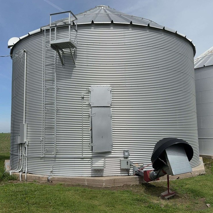 GSI 33ft Grain Bin, 2.66 Corrugation, 14,500-15,000-bushel, Bin spreader, 3.9 aeration fan, with power sweep, used 2 season, 4 wells, 45-degree Hutchinson Unloading Auger, channel lock floor, 7 ring ( buyers have until December 31st to have the bins removed)