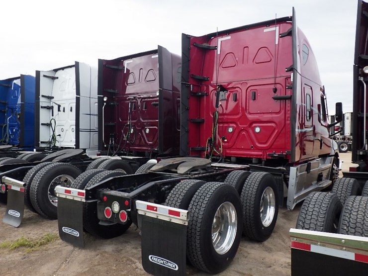 2022-freightliner-cascadia-126-image-10