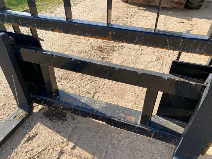 new---skidsteer-pallet-forks-image-9