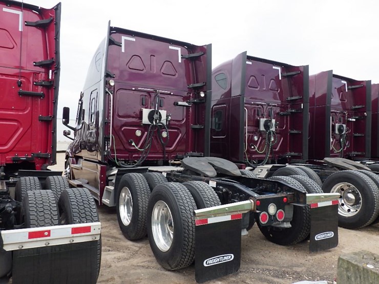 2021-freightliner-cascadia-126-image-16