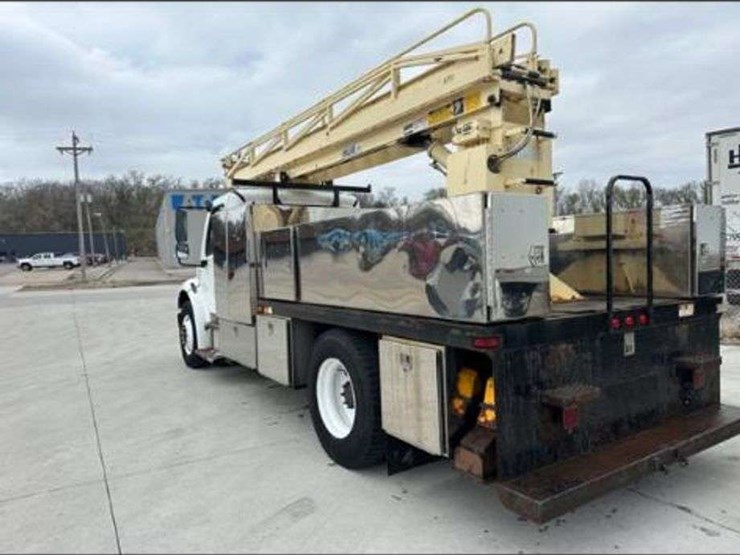 2015-freightliner-m2-106-image-5