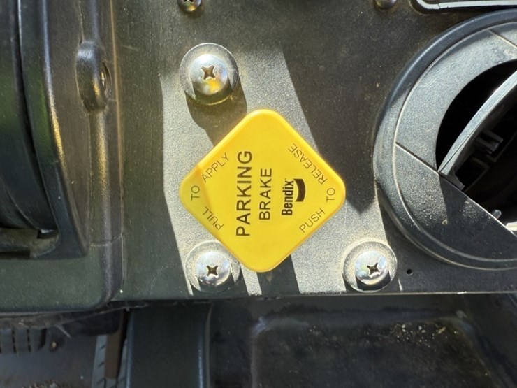 2010-freightliner-mt55-image-25