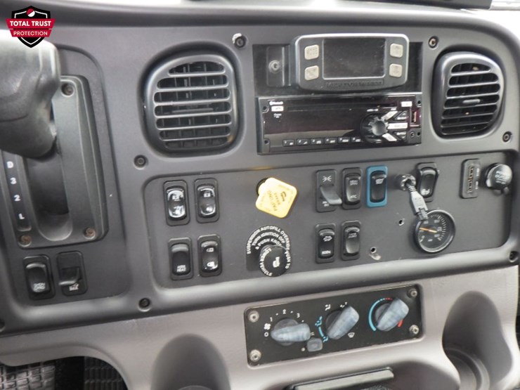 2020-freightliner-m2-106-image-14