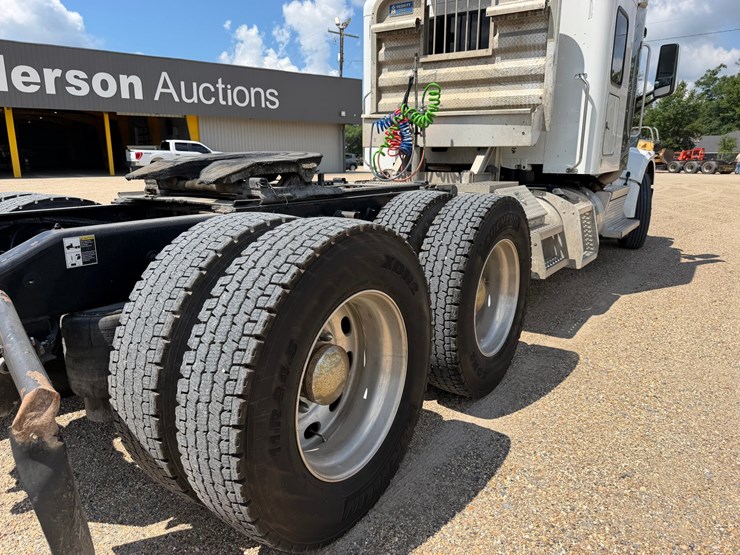 2021-peterbilt-567-image-6
