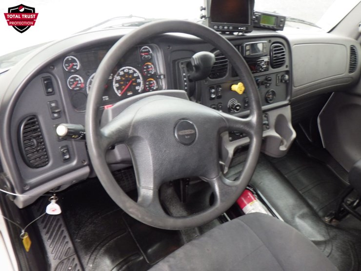 2020-freightliner-m2-106-image-11