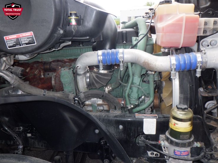 2022-volvo-vnl860-image-29
