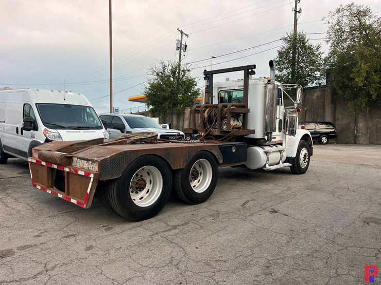 2006-freightliner-fld120-image-4