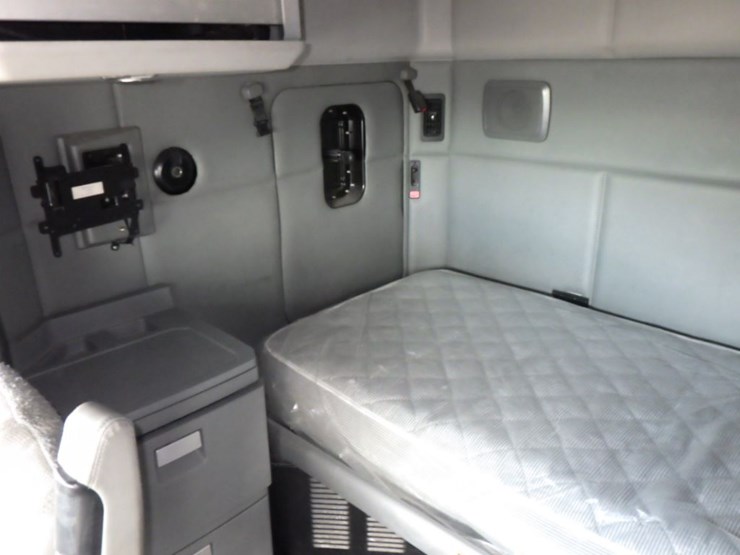 2016-kenworth-t680-image-25