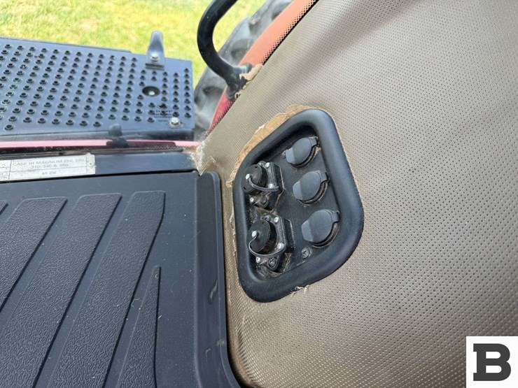2017-case-ih-magnum-250-cvt-image-99