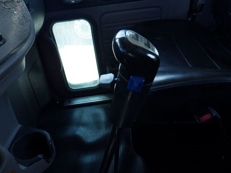 2012-peterbilt-367-image-18