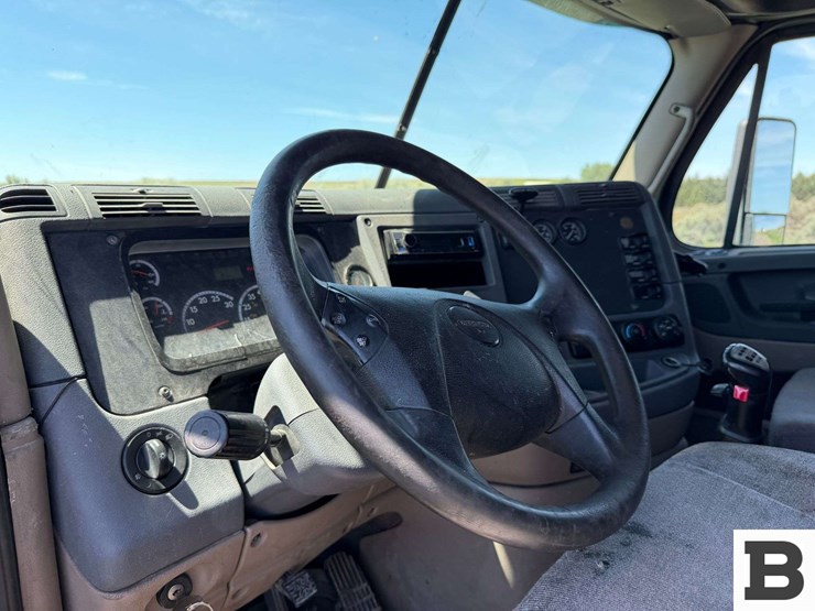 2012-freightliner-cascadia-125-image-57