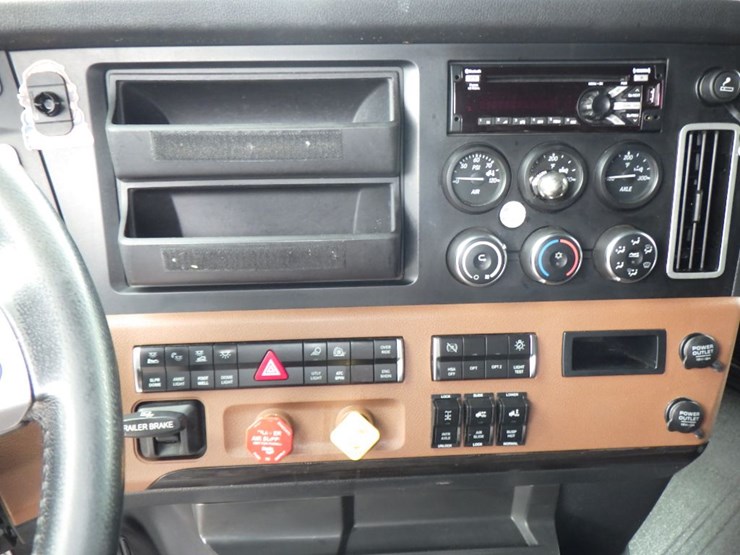 2020-freightliner-cascadia-126-image-24