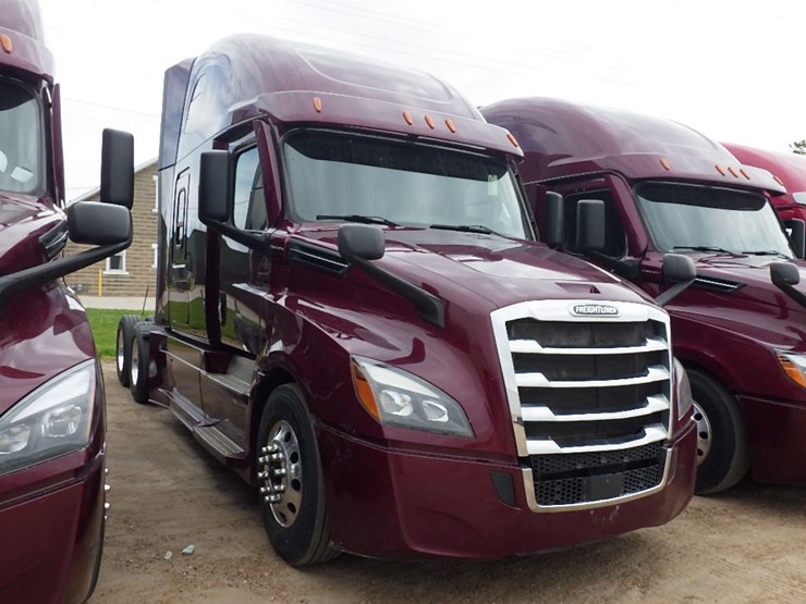2021-freightliner-cascadia-126-image-3