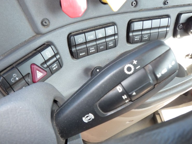 2018-freightliner-cascadia-125-image-17