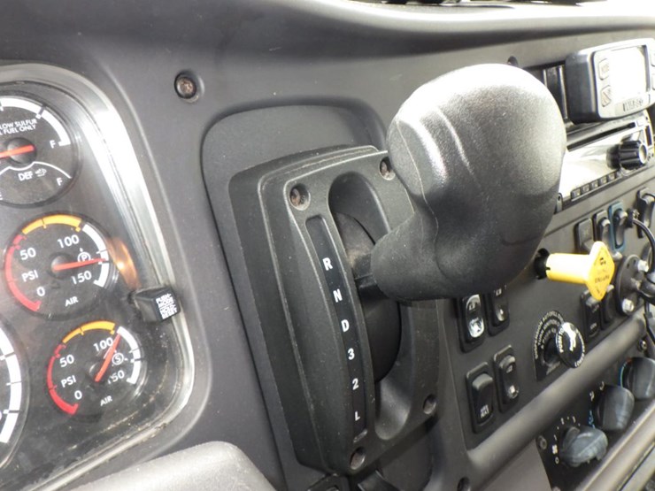 2020-freightliner-m2-106-image-15