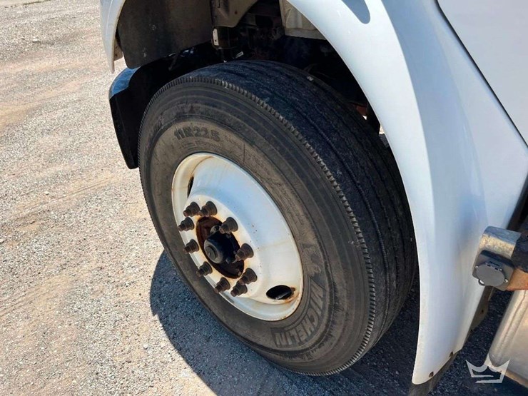 2018-freightliner-m2-106-image-11