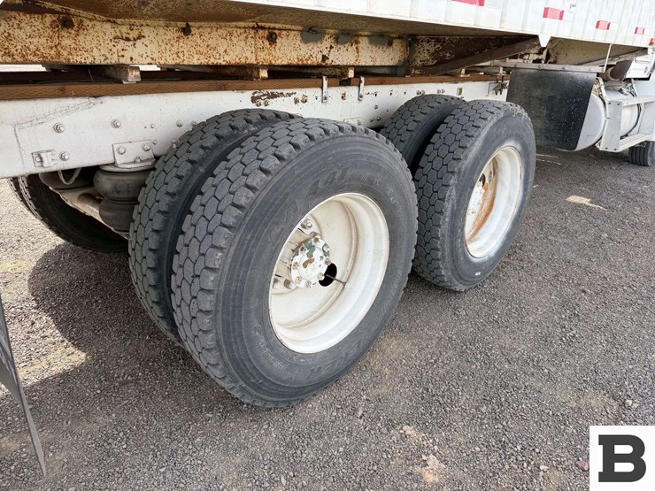 1989-freightliner-fld120-image-37