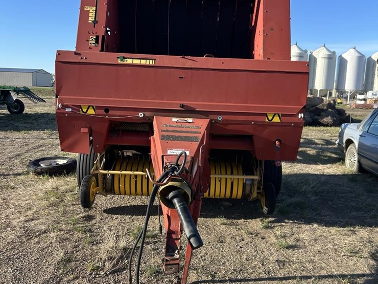 new-holland-660-image-2