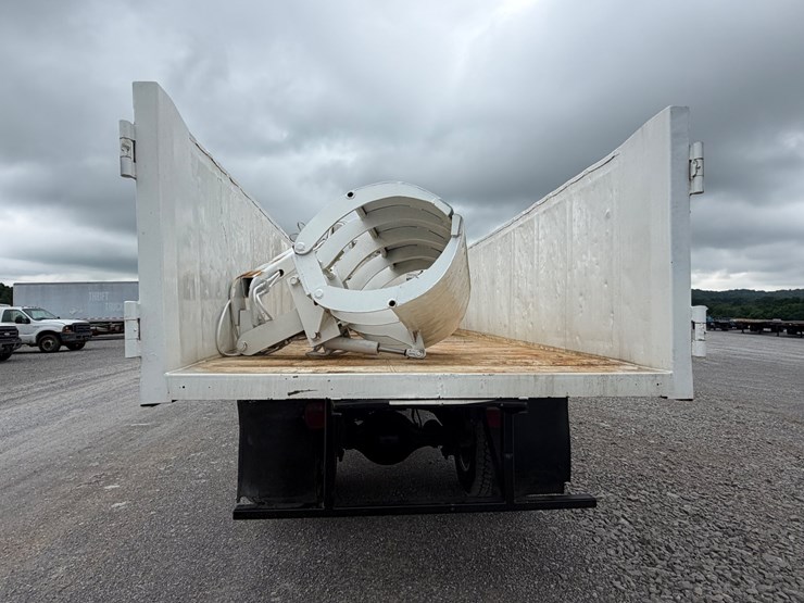 2008-freightliner-m2-106-image-5