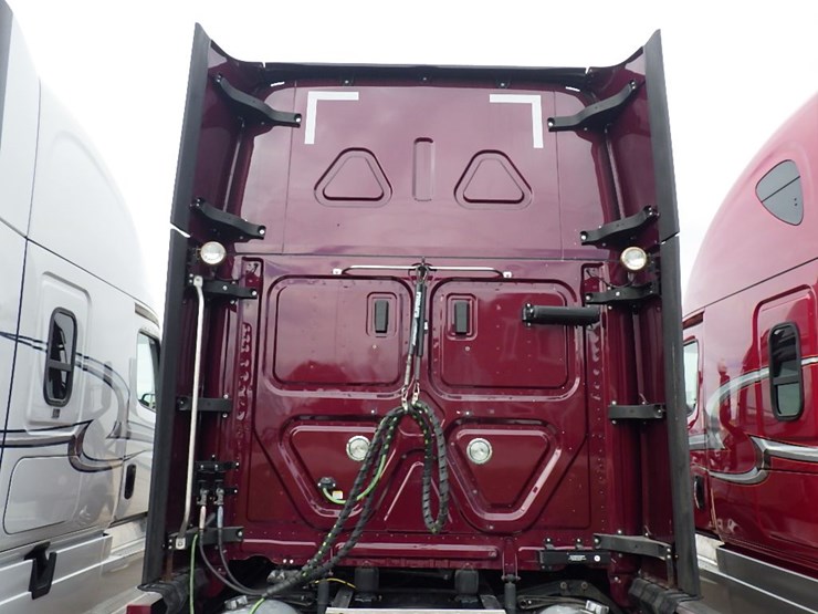 2022-freightliner-cascadia-126-image-12