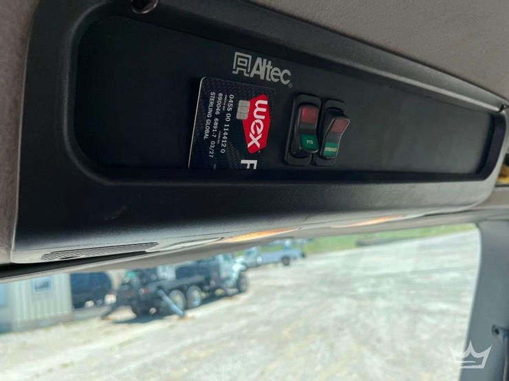 2016-freightliner-m2-106-image-27