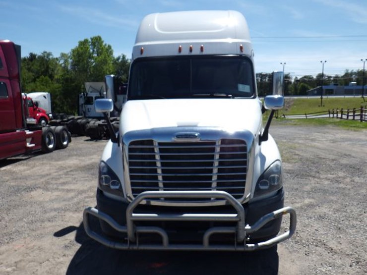 2017-freightliner-cascadia-125-image-2