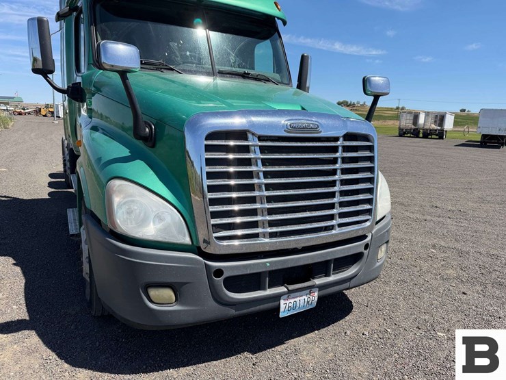 2012-freightliner-cascadia-125-image-4