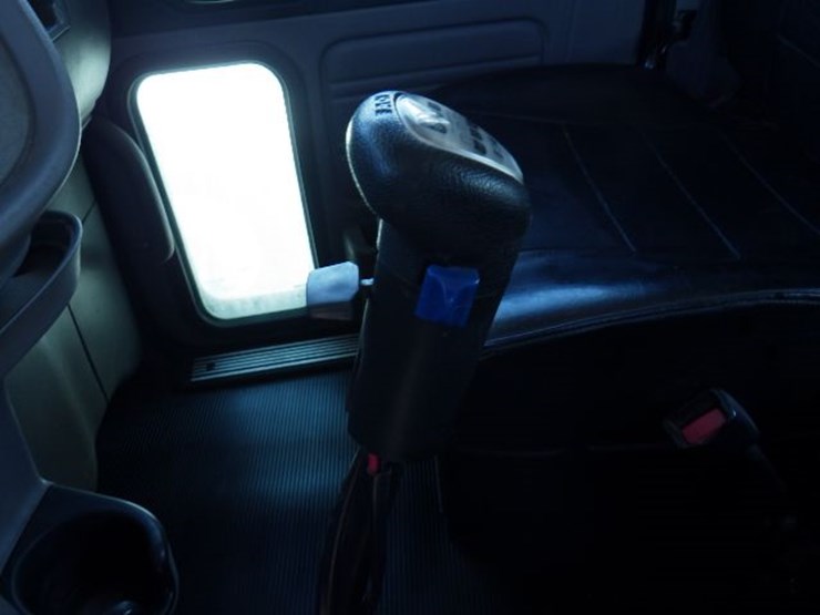 2012-peterbilt-367-image-17