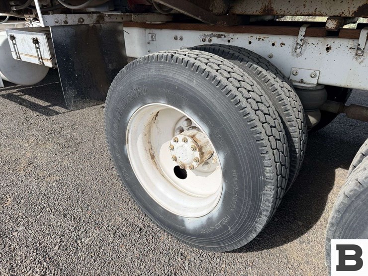 1989-freightliner-fld120-image-22
