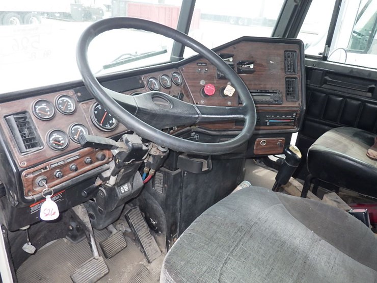 1999-freightliner-fld120-image-16