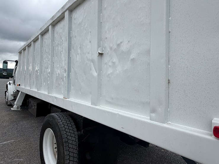 2008-freightliner-m2-106-image-6