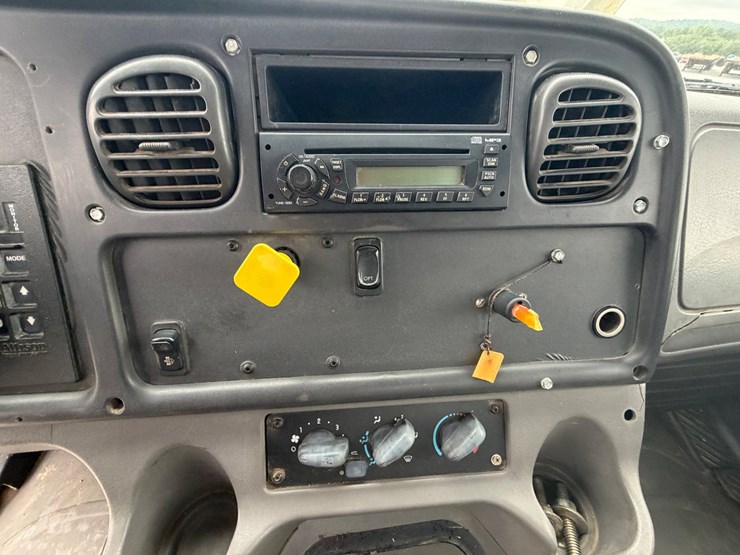 2008-freightliner-m2-106-image-16